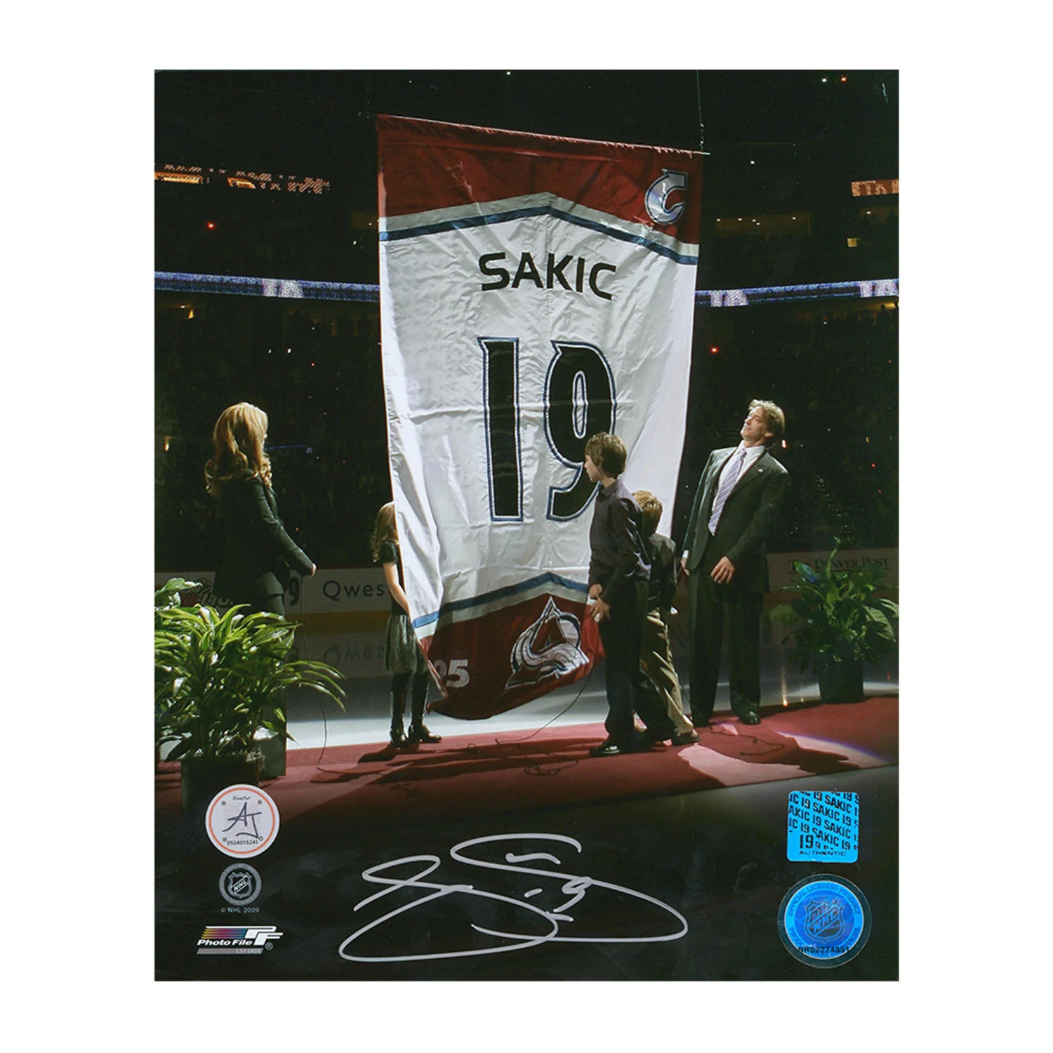 Joe Sakic Signed Colorado Avalanche Banner Retirement 8x10 Photo