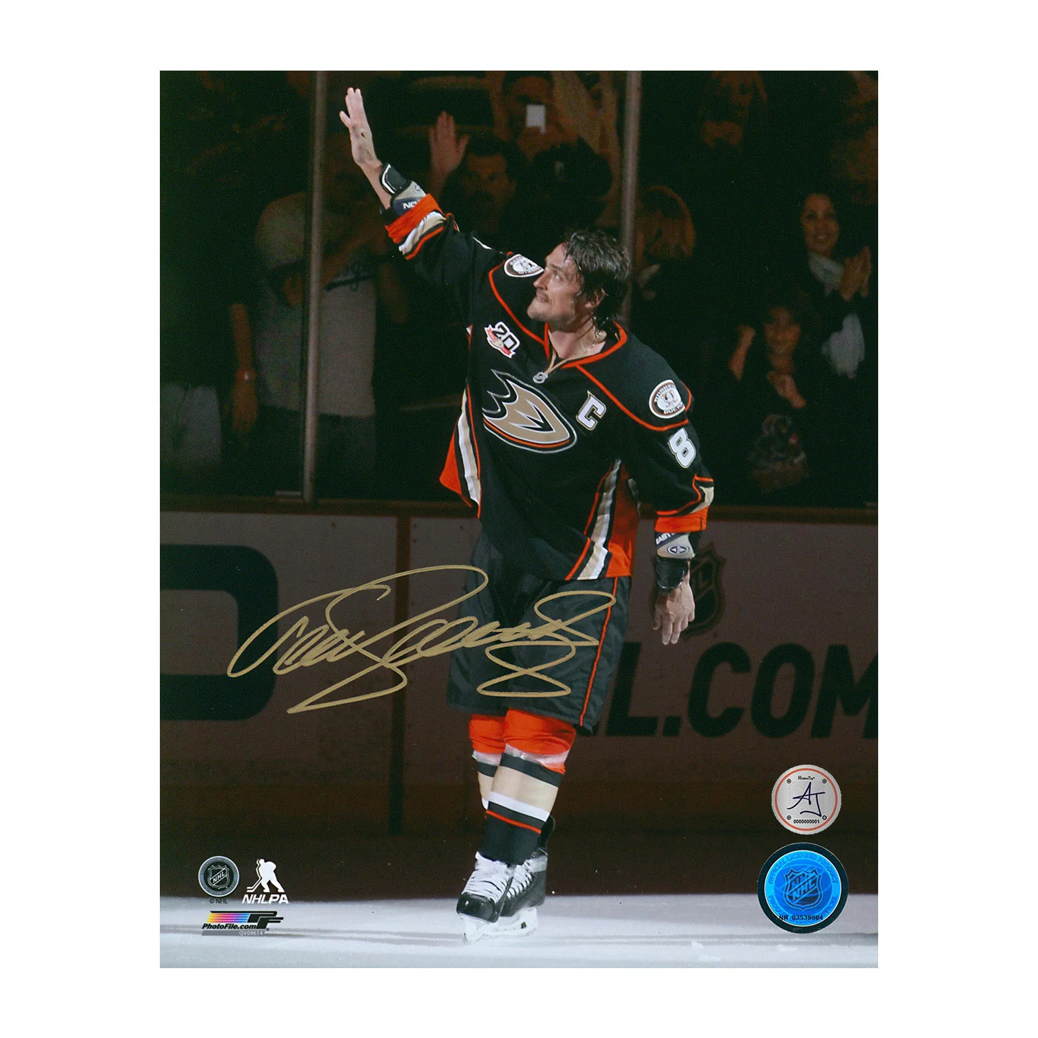 Teemu Selanne Autographed Anaheim Ducks Waving to Crowd 8x10 Photo